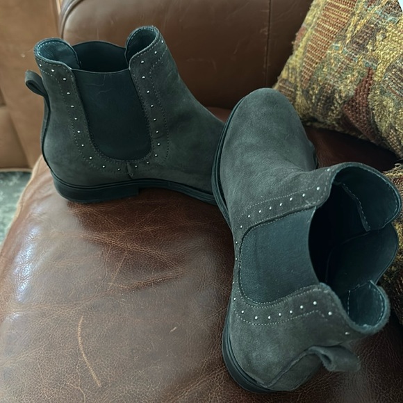 Bo’s and co chelsea boot - Picture 2 of 4